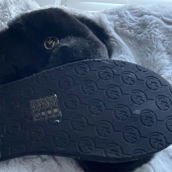 Black fuzzy flip flops - Picture 2 of 3